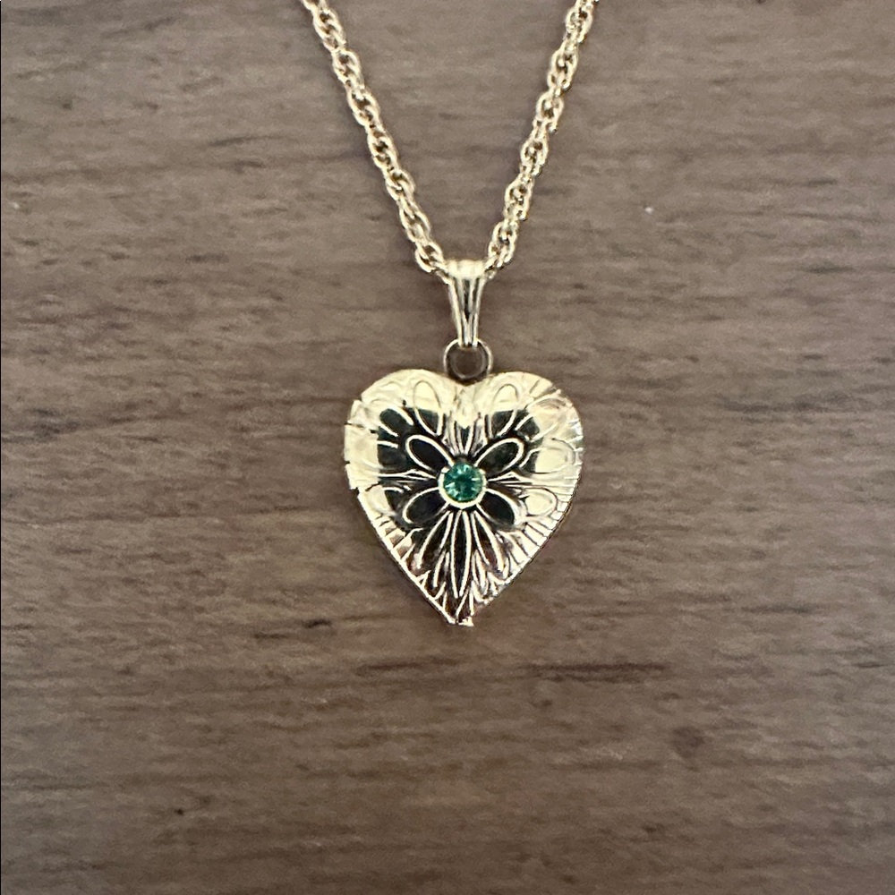 Vintage Avon Gold Tone Heart Locket Necklace Birthstone Peridot